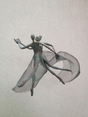 Aranka mezosi     DANCING IN AIR  Sculpture-graphics Wire, aluminum,glue, akryl paint  45cmx40cmx30cm 110 gramm   470 Euro   bis
